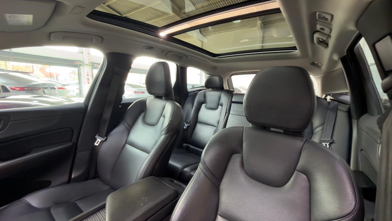 
								Volvo XC 60 D-5 MOMENTUM 2.0 full									