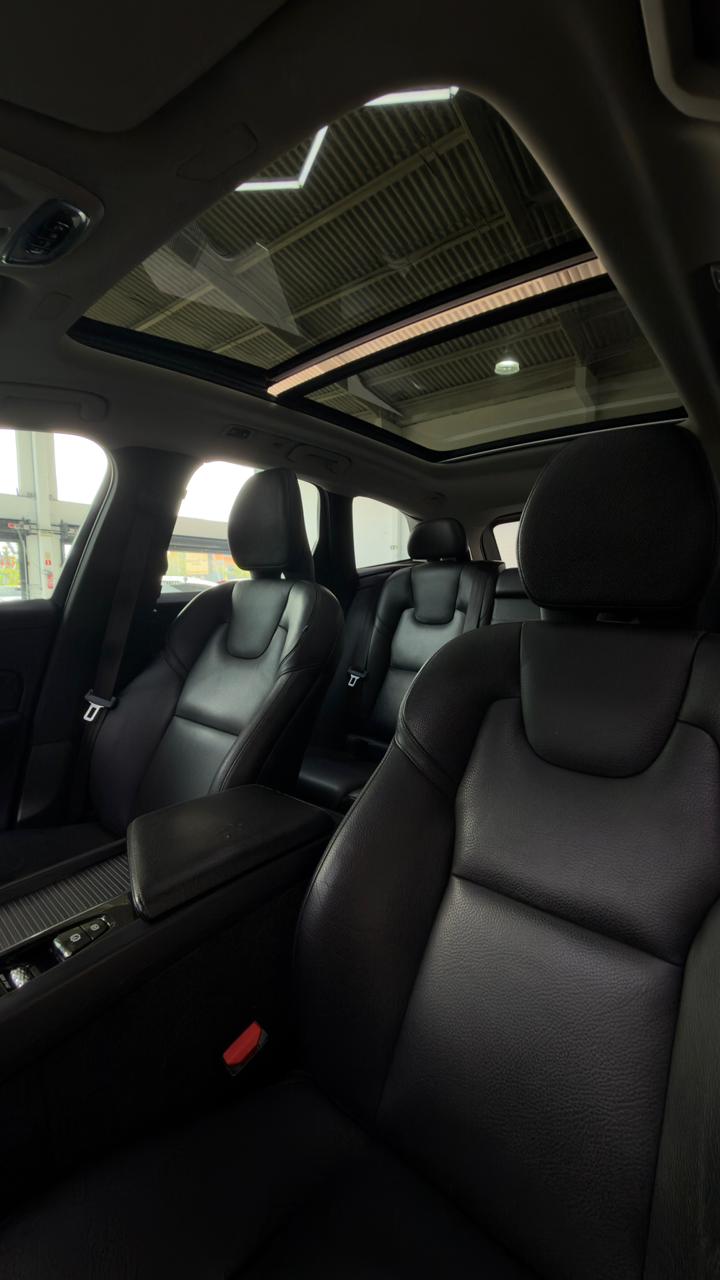 
								Volvo XC 60 D-5 MOMENTUM 2.0 full									